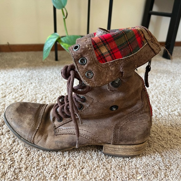 Steve Madden Combat boots. - Picture 2 of 4